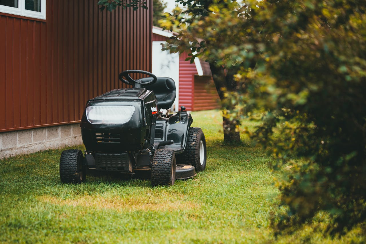 What to Look for in a High Quality Lawn Mower Attire Club by Fraquoh and Franchomme